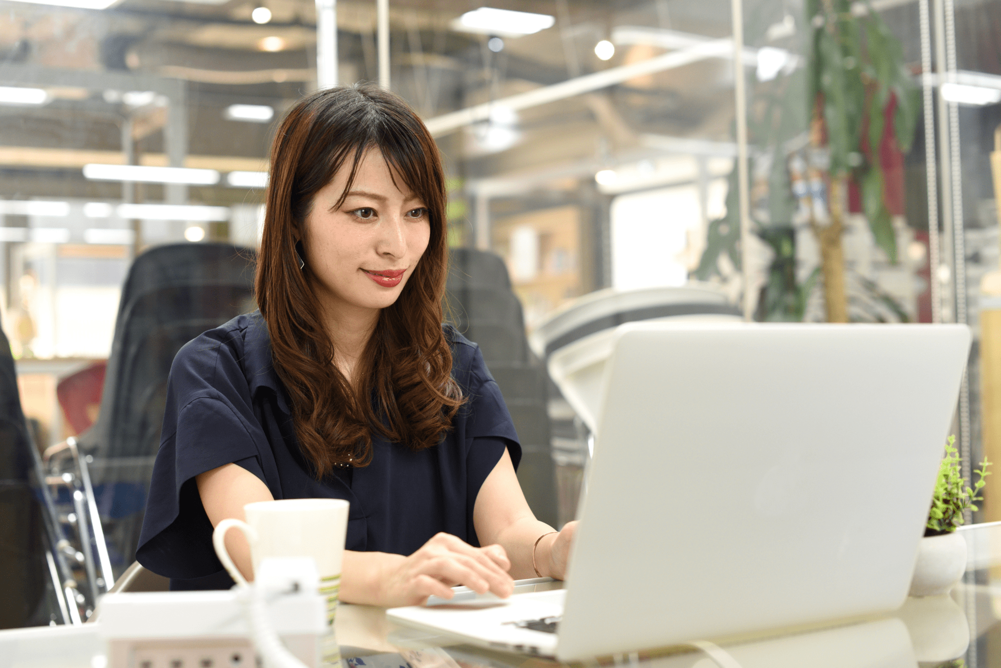 AIを活用して教材作成や保護者対応などの事務業務を効率化している学習塾のスタッフ