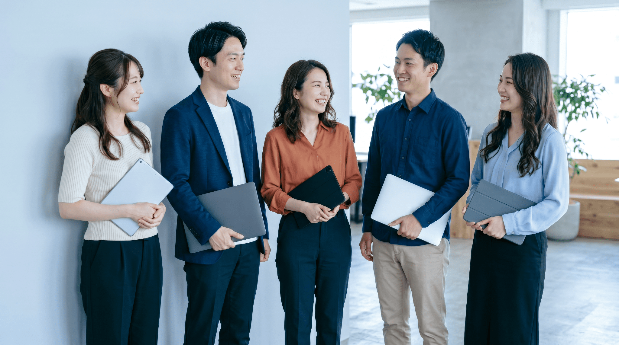 社内外のメンバーが協力してAI活用を推進しているイメージ