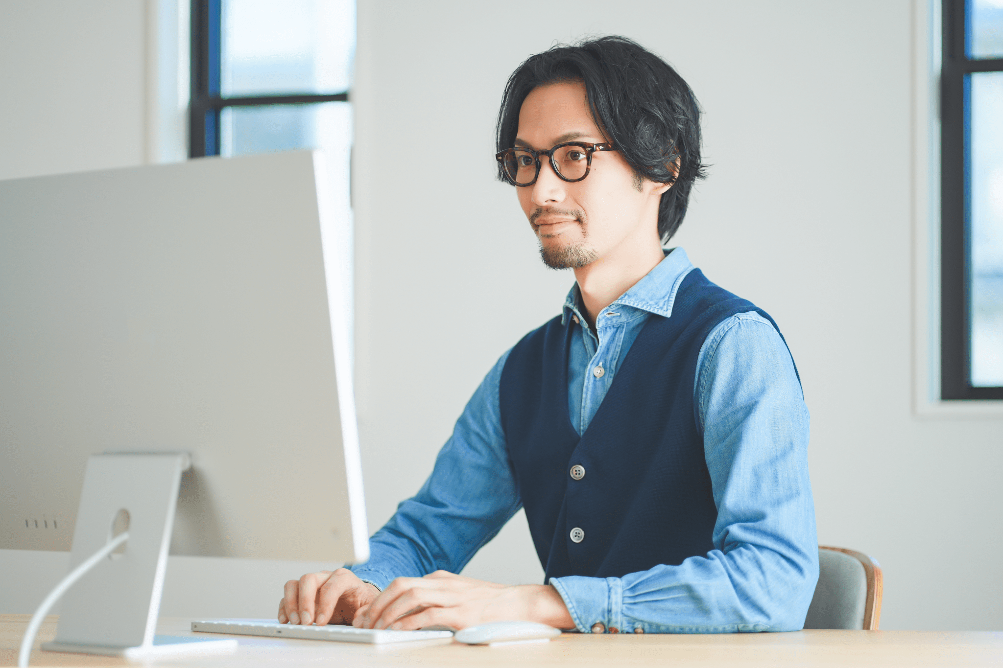 オフィスで協力しながらAIツールを活用する社員たち