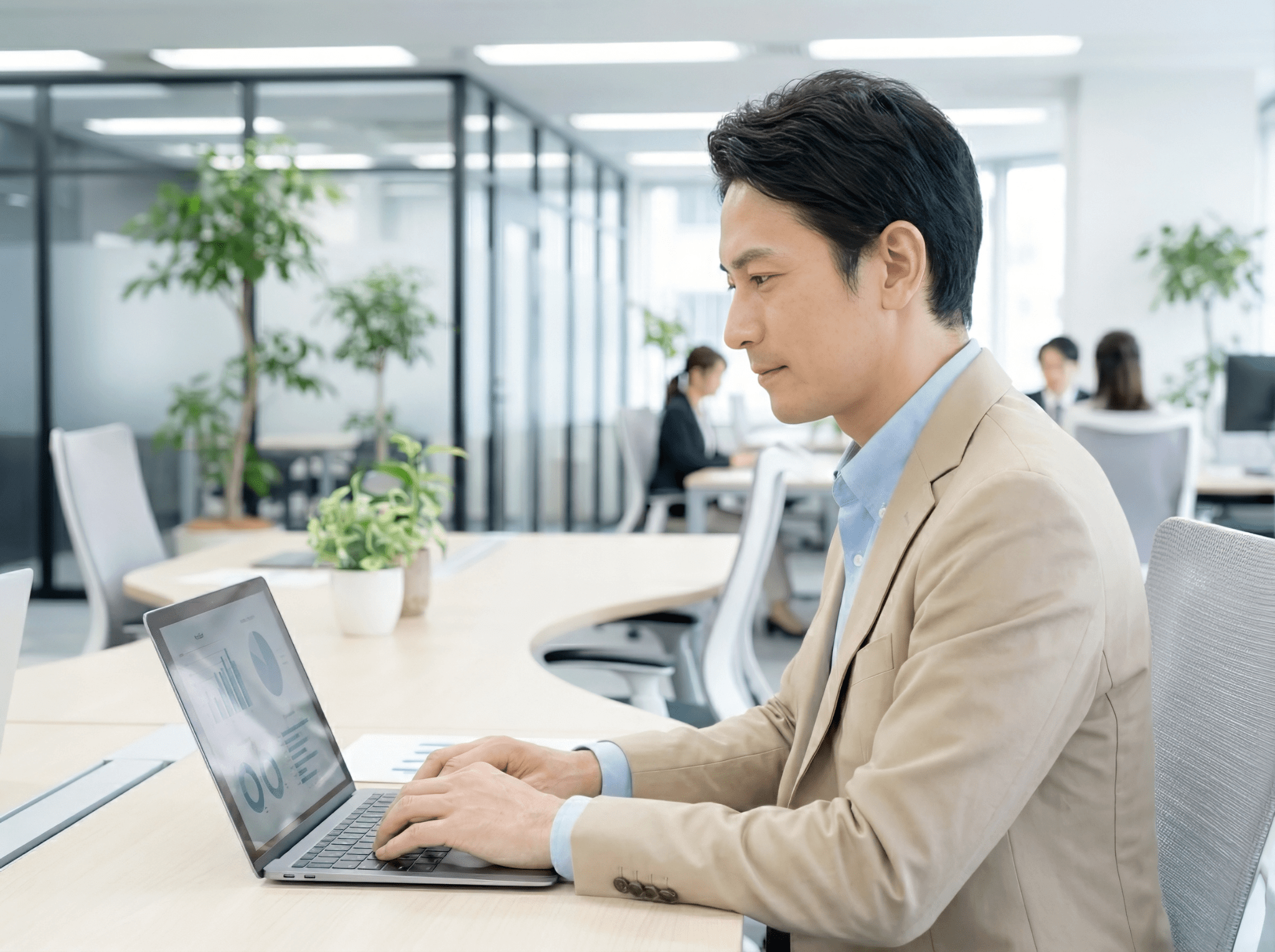 AIを活用して効率的に業務を進めるオフィスワーカーたちの様子