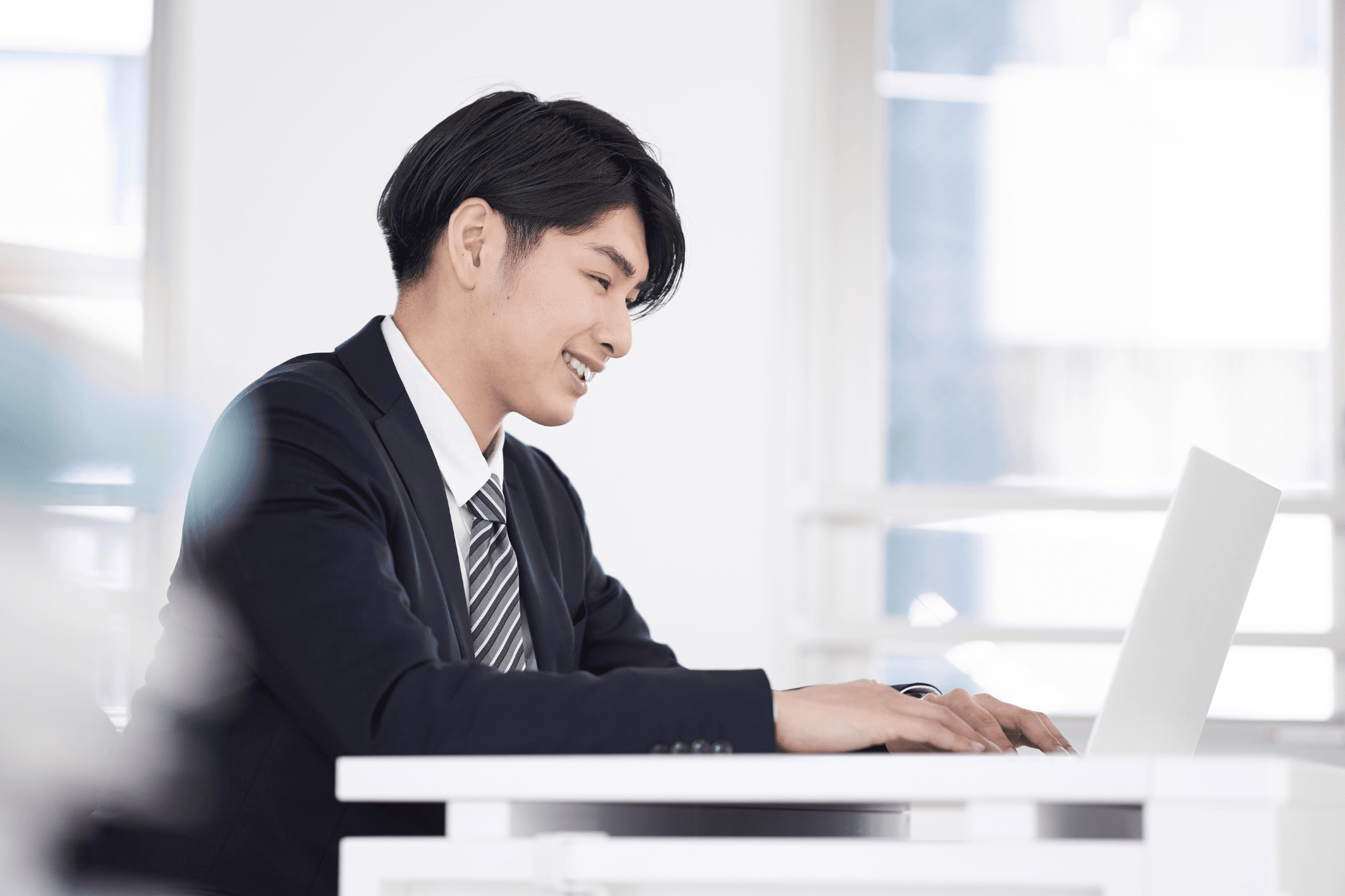 チーム内でAIの実行内容を確認し、安全に業務を進めている様子