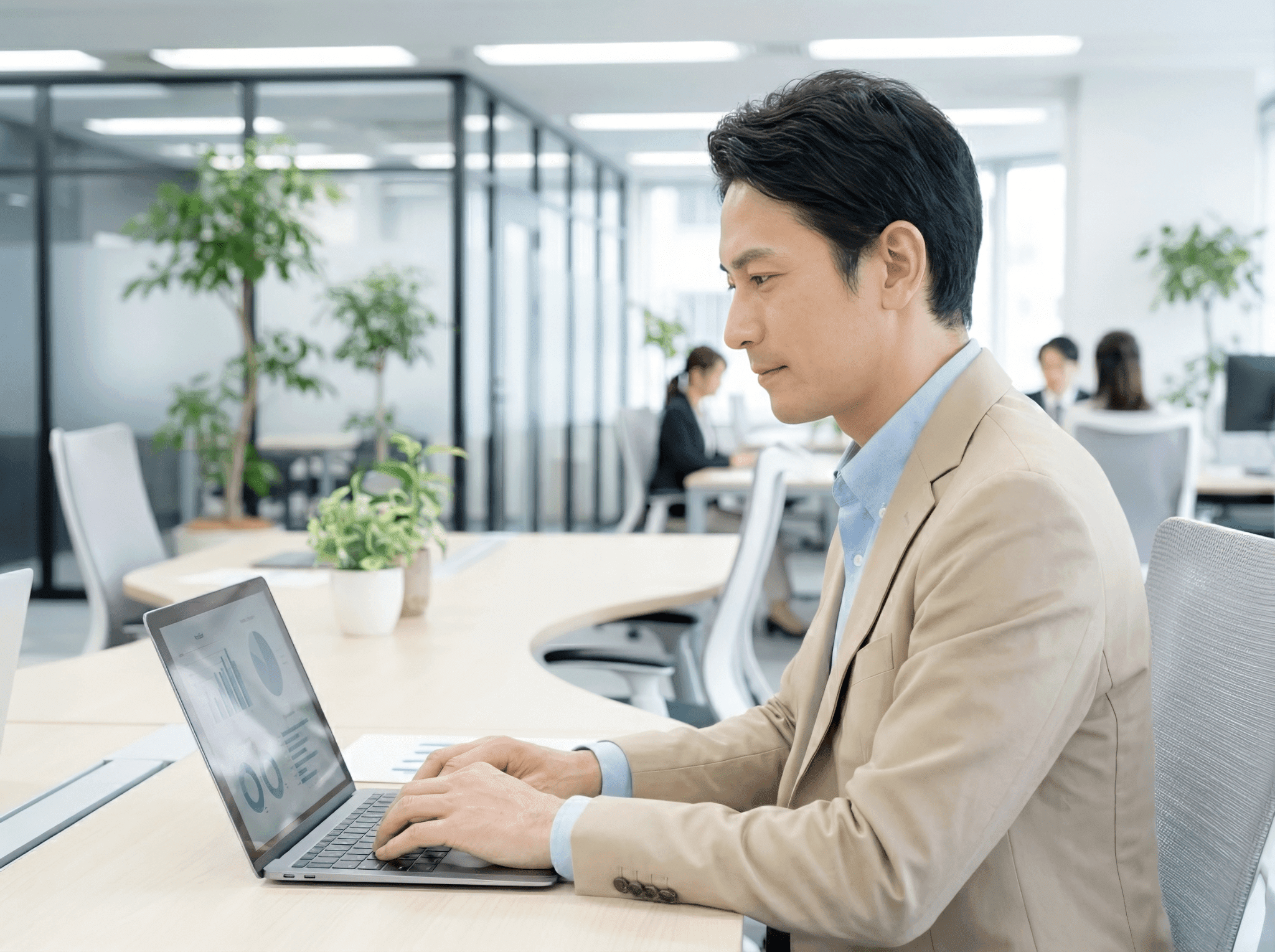 業務フロー見直しの手順を進める社内担当者