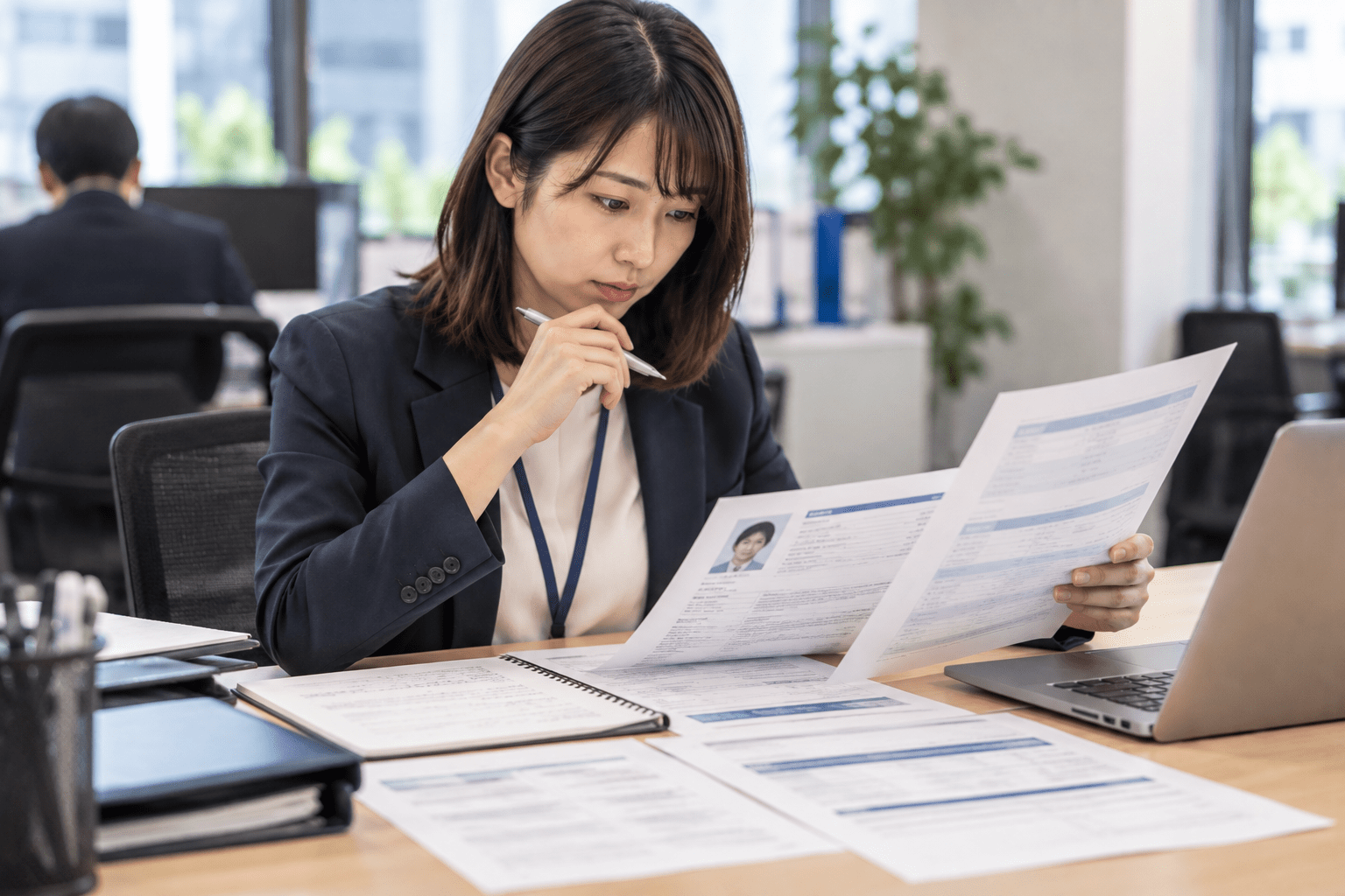 求人票と求職者からの条件質問を確認し回答に使う情報を整理する人材会社担当者