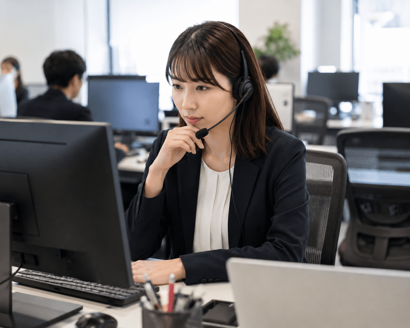 社内マニュアルやFAQをAIで検索して回答案を確認するカスタマーサポート担当者