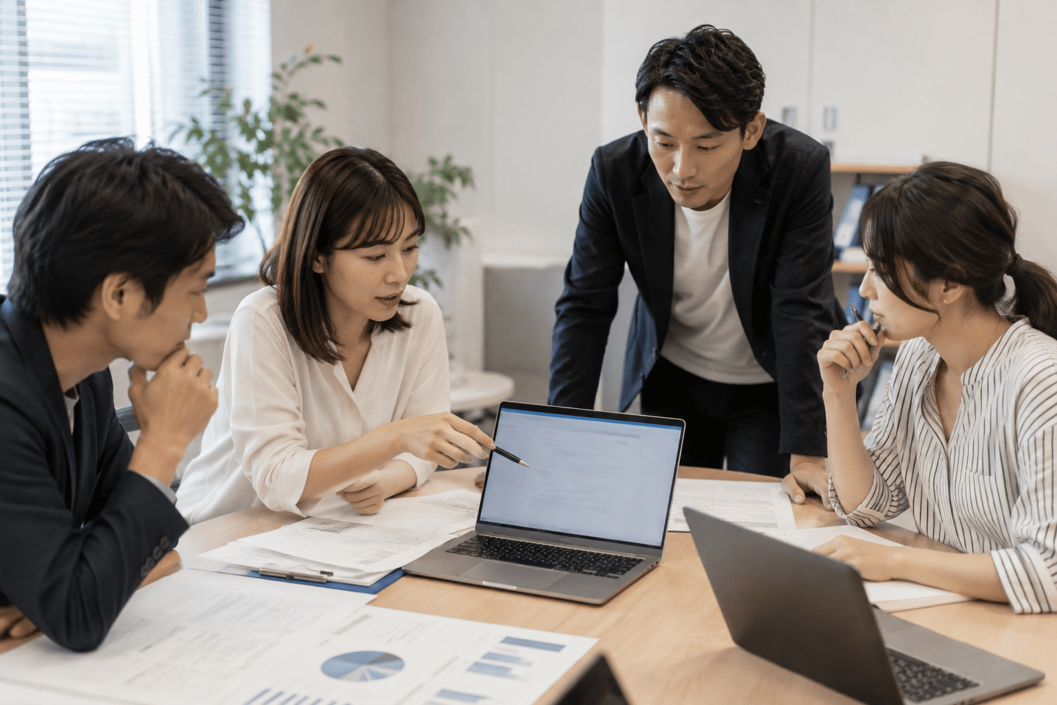 AIの回答結果をチームで確認し改善点を整理する日本企業の担当者