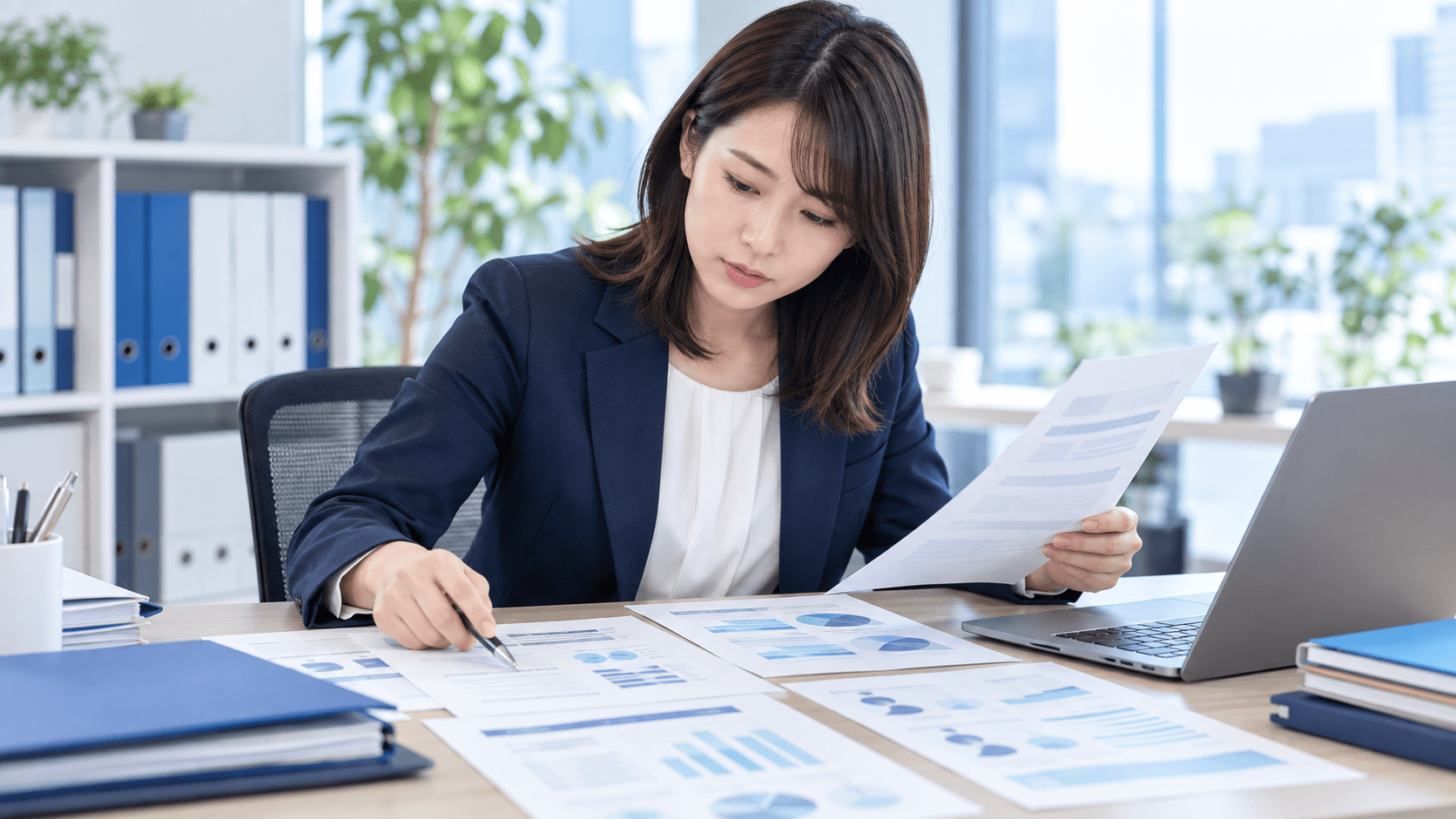 AIで整理した求人条件と候補者希望の比較結果を元資料と照合する人材会社担当者
