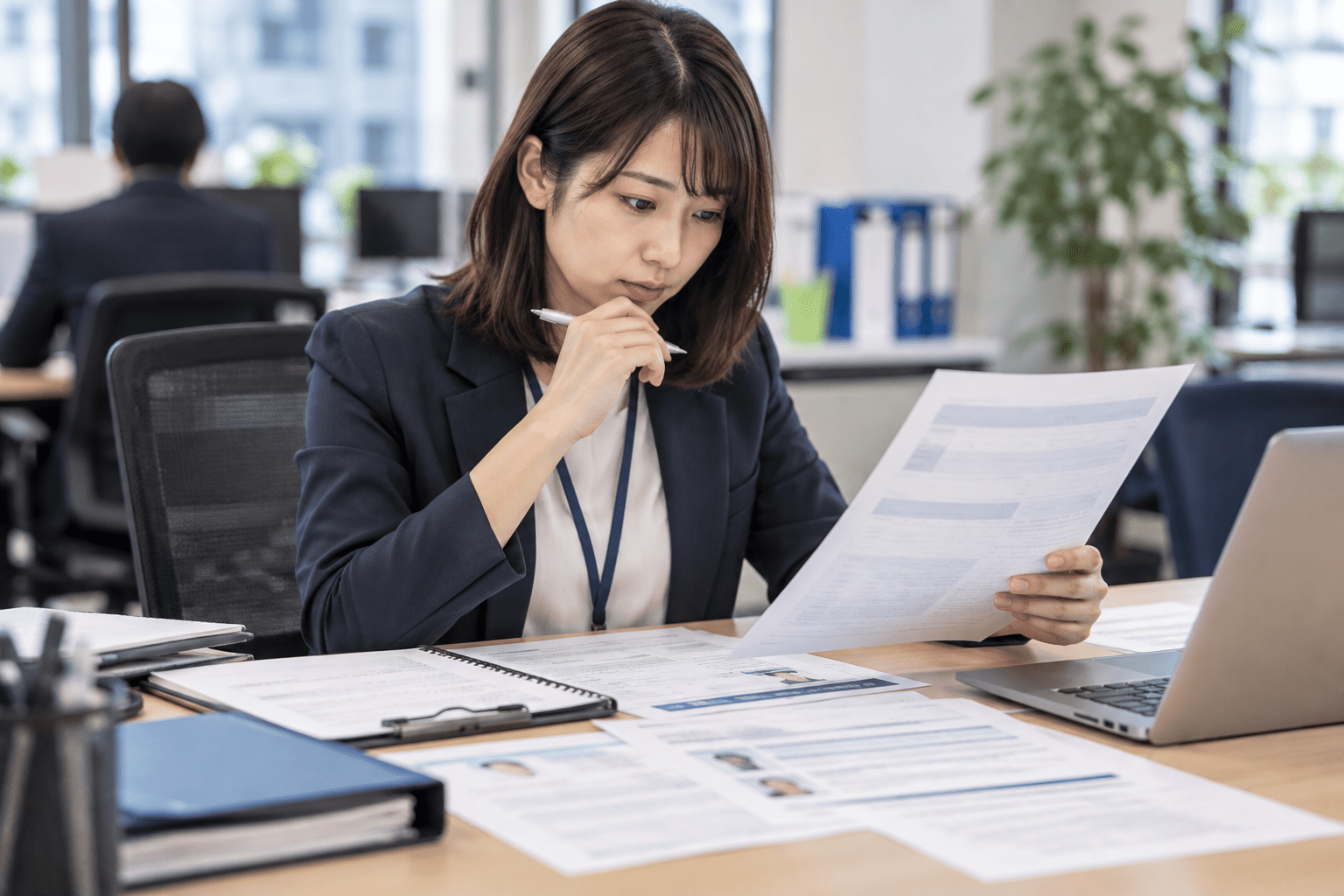 求人企業との商談メモと求人資料を確認し営業管理用の項目を整理する人材会社担当者